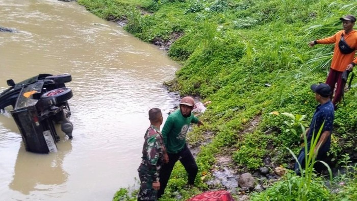 Proses evakuasi mobil terjun ke sungai Kalianget, Sempor, Kebumen, Minggu (5/1/2025) pagi.
