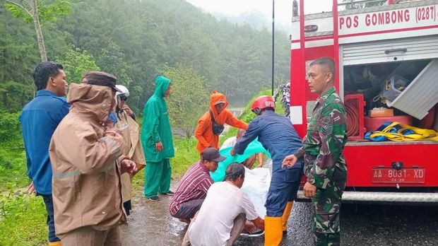 Proses evakuasi mobil terjun ke sungai Kalianget, Sempor, Kebumen, Minggu (5/1/2025) pagi.