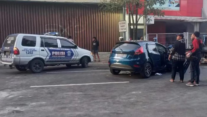 Kecelakaan mobil di Surabaya akibat mabuk.