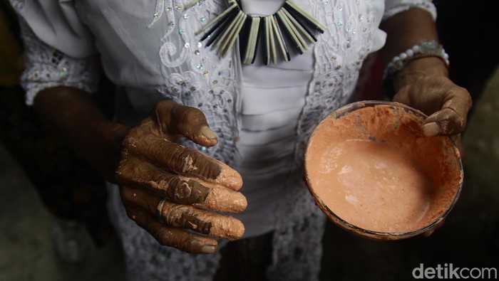 Kemeriahan Mandi Mandi di Kampung Tugu Jakarta Utara Para peserta saling mengoleskan bedak ke wajah dalam acara budaya 'Mandi Mandi Kampung Tugu' di Cilincing, Jakarta Utara, Minggu (5/1/2025). Acara mandi mandi tersebut merupakan ungkapan saling memaafkan dan merupakan puncak rangkaian Rabu Abu, Natal dan Tahun Baru. Mandi mandi dilaksanakan pada hari minggu pertama di awal tahun. Acara ini diselenggarakan oleh Ikatan Keluarga Besar Tugu. Selama acara, musik keroncong mengiringi dengan lagu-lagu yang ceria. Minuman bir ikut disajikan dalam acara tersebut.