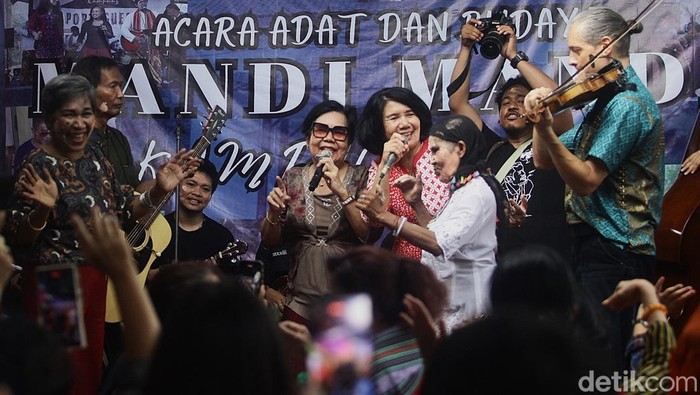 Kemeriahan Mandi Mandi di Kampung Tugu Jakarta Utara Para peserta saling mengoleskan bedak ke wajah dalam acara budaya 'Mandi Mandi Kampung Tugu' di Cilincing, Jakarta Utara, Minggu (5/1/2025). Acara mandi mandi tersebut merupakan ungkapan saling memaafkan dan merupakan puncak rangkaian Rabu Abu, Natal dan Tahun Baru. Mandi mandi dilaksanakan pada hari minggu pertama di awal tahun. Acara ini diselenggarakan oleh Ikatan Keluarga Besar Tugu. Selama acara, musik keroncong mengiringi dengan lagu-lagu yang ceria. Minuman bir ikut disajikan dalam acara tersebut.