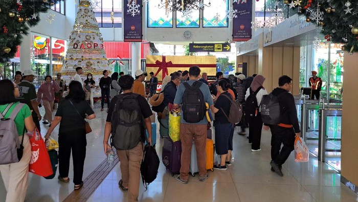 Kepadatan penumpang di hari terakhir masa libur Nataru di Stasiun Gubeng Surabaya.