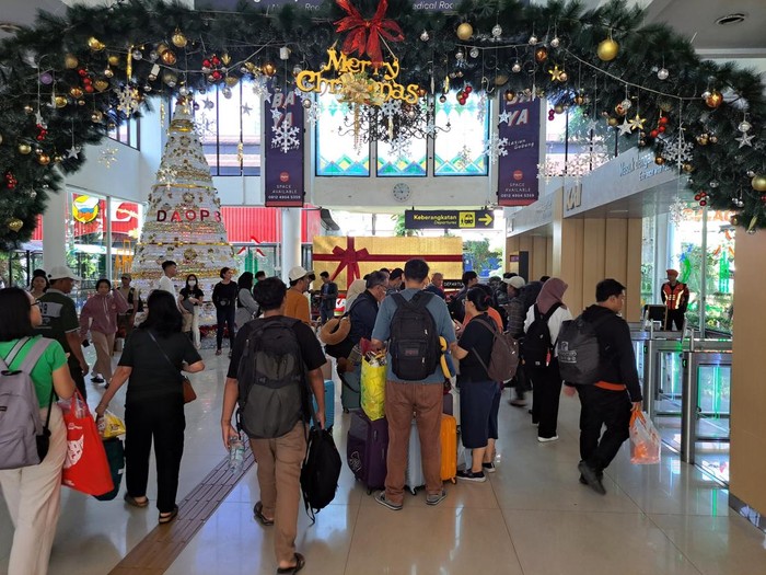 Kepadatan penumpang di hari terakhir masa libur Nataru di Stasiun Gubeng Surabaya.