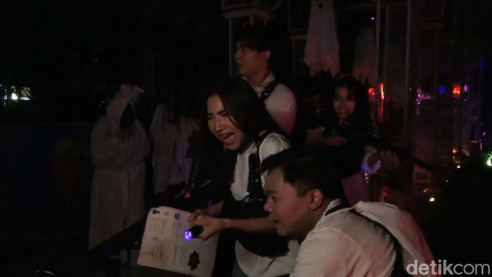 Keseruan wisatawan menjajal wahana rumah hantu di Lembang Wonderland