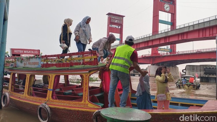 Ketek wisata jadi transportasi warga yang ingin keliling ke Sungai Musi