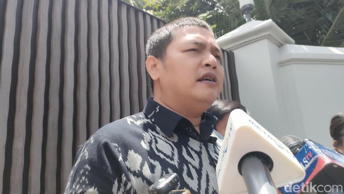 Ketua KPU DKI Wahyu Dinata bersama jajarannya menyambangi rumah Gubernur Jakarta terpilih Pramono Anung. (Dwi R/detikcom)