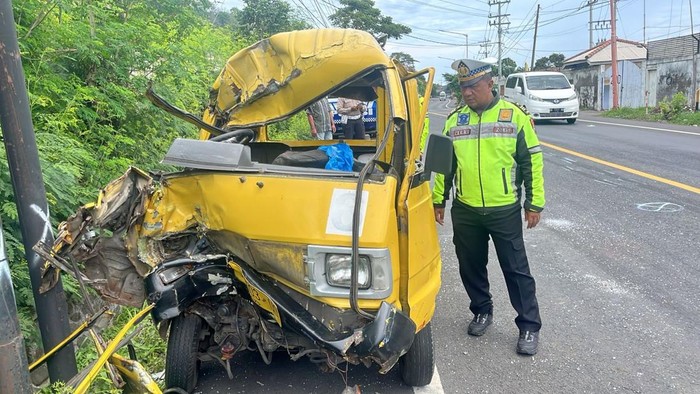 Kondisi angkot ringsek usai mengalami kecelakaan di Desa Ketapang, Kecamatan Kalipuro, Kabupaten Banyuwangi.