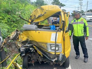 Truk Tabrak Angkot Muat 8 Penumpang di Banyuwangi, 1 Orang Meninggal