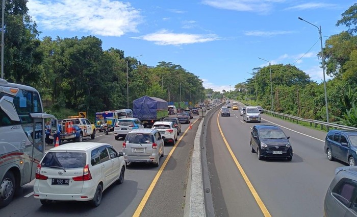 Kondisi di Tol Cipularang pascakecelakaan beruntun