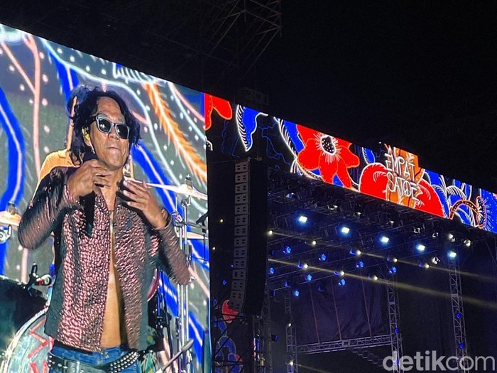 Konser Pasar Malam Empat Satoe Slank Konser Pasar Malam Empat Satoe Slank digelar di JIExpo Kemayoran pada Sabtu (4/1/2025).