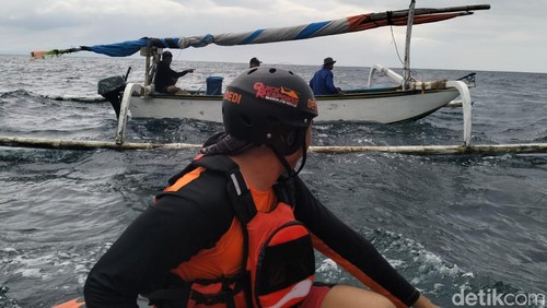 Tim SAR Mataram lakukan pencarian korban hilang terseret ombak di pantai Mangsit, Kecamatan Batulayar, Lombok Barat. Foto: Humas SAR Mataram.