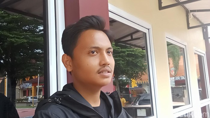 Korban saat melapor polisi usai kamar kosnya dibobol dan motornya dicuri