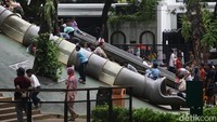 Anak-anak bermain di wahana yang tersedia di Tebet Eco Park. 