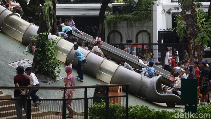 Anak-anak bermain di wahana yang tersedia di Tebet Eco Park, Jakarta Selatan, Minggu (5/1/2025). Taman seluas 7,3 hektar tersebut menjadi salah satu pilihan favorit warga Jakarta dan kota-kota sekitarnya untuk memanfaatkan libur Tahun Baru 2025 karena dapat diakses secara gratis, memiliki beragam wahana permainan dan suasana yang rindang dengan banyaknya pepohonan.