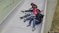 Taman bermain jadi spot yang banyak dikunjungi karena anak-anak bebas bermain sepuasnya. 