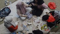 Ada juga pengunjung yang menggelar tikar untuk acara makan bersama keluarga.