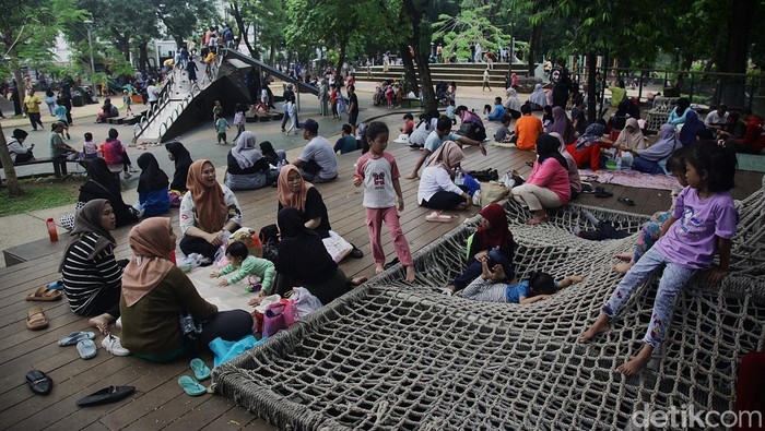 Anak-anak bermain di wahana yang tersedia di Tebet Eco Park, Jakarta Selatan, Minggu (5/1/2025). Taman seluas 7,3 hektar tersebut menjadi salah satu pilihan favorit warga Jakarta dan kota-kota sekitarnya untuk memanfaatkan libur Tahun Baru 2025 karena dapat diakses secara gratis, memiliki beragam wahana permainan dan suasana yang rindang dengan banyaknya pepohonan.