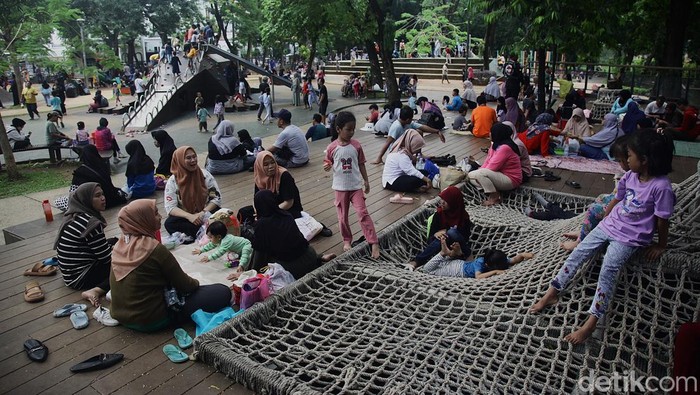 Liburan Seru Bareng Keluarga di Tebet Eco Park Jakarta Anak-anak bermain di wahana yang tersedia di Tebet Eco Park, Jakarta Selatan, Minggu (5/1/2025). Taman seluas 7,3 hektar tersebut menjadi salah satu pilihan favorit warga Jakarta dan kota-kota sekitarnya untuk memanfaatkan libur Tahun Baru 2025 karena dapat diakses secara gratis, memiliki beragam wahana permainan dan suasana yang rindang dengan banyaknya pepohonan.
