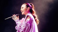 Penampilan Mahalini saat dalam acara New Years Eve Wonder Love di Summarecon Mall Kelapa Gading pada malam tahun baru. Dalam unggahannya, Mahalini menuliskan, Terima kasih, terima kasih, terima kasih, 2024. Foto: dok. Instagram Mahalini