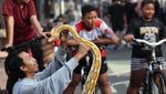 Main Dakon dan Atraksi Ular Ramaikan CFD di Surabaya