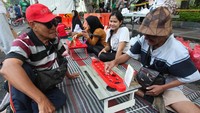 Sejumlah warga bermain dakon yang disediakan oleh mahasiswa Universitas Dinamika saat car free day di Jalan Darmo, Surabaya, Jawa Timur, Minggu (5/1/2025).