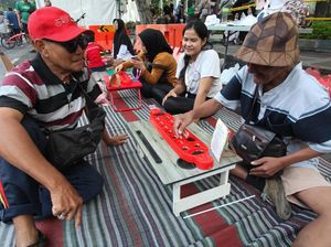 Main Dakon dan Atraksi Ular Ramaikan CFD di Surabaya