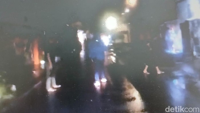 Polisi membubarkan kelompok pemuda yang terlibat tawuran di dua lokasi berbeda di Kecamatan Rappocini, Kota Makassar
