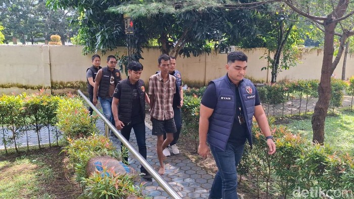 Maulana (30) tersangka pembunuhan di Musi Rawas saat diamankan polisi