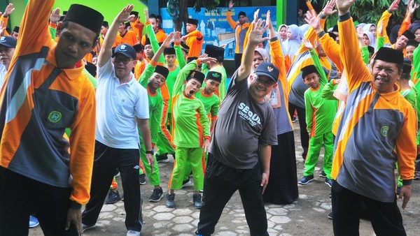 Momen Mendikdasmen-Santri Senam Bareng di Ponpes Salafiyah Al Hidayah Kudus