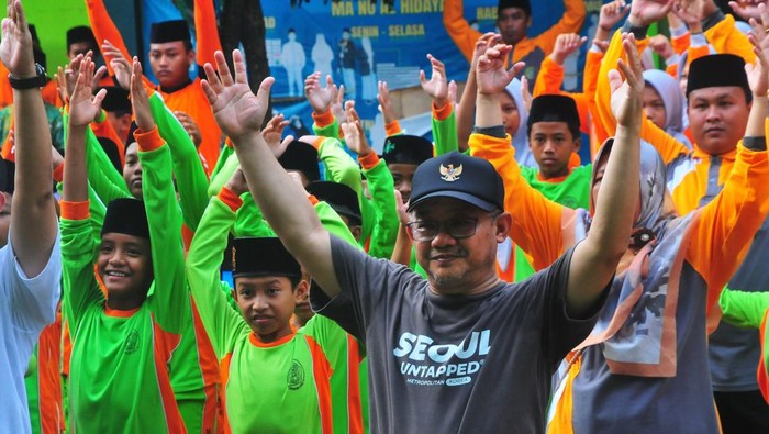 Mendikdasmen-Santri Senam Bareng di Ponpes Salafiyah Al Hidayah Kudus Menteri Pendidikan Dasar dan Menengah (Mendikdasmen) Abdul Mu'ti (tengah) mengikuti senam saat kunjungan di Pondok Pesantren Salafiyah Al Hidayah, Gebog, Kudus, Jawa Tengah, Minggu (5/1/2025).Dalam kunjungan tersebut Abdul Mu'ti memberikan motivasi sekaligus mencanangkan program Senam Anak Indonesia Hebat bersama siswa dan guru sebagai fondasi untuk menciptakan generasi cerdas intelektual dan sehat fisik, spiritual dan sosial. ANTARA FOTO/Yusuf Nugroho/rwa.
