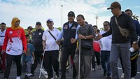 Gus Ipul juga menggandeng tangan penyandang disabilitas netra saat jalan sehat di kawasan car free day.