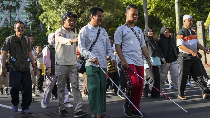 Penyandang disabilitas netra berjalan saat peringatan Hari Braille Sedunia di kawasan Patung Kuda, Monas, Jakarta Pusat, Minggu (5/1/2025). Hari Braille Sedunia yang diperingati setiap 4 Januari, tidak hanya untuk menghormati kelahiran Louis Braille, penemu sistem baca tulis Braille, tetapi juga meningkatkan kesadaran akan peran vital Braille dalam pendidikan, kebebasan berekspresi, dan inklusi sosial bagi penyandang disabilitas netra di seluruh dunia. ANTARA FOTO/Muhammad Ramdan/rwa.