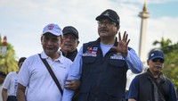 Syaifullah Yusuf atau Gus Ipul bersama komunitas Rumah Aspirasi Tunanetra Indonesia melakukan jalan sehat di area car free day (CFD), Minggu (5/1/2025).