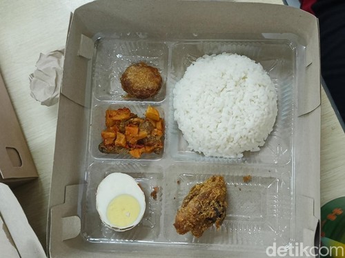 Tampilan menu makan bergizi gratis dari Disdikpora Kota Denpasar saat uji coba, Sabtu (21/12/2024) di SDN 17 Dangin Puri Denpasar, Bali.