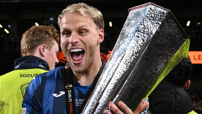 DUBLIN, IRELAND - MAY 22:  Mitchel Bakker of Atalanta celebrates victory at the end of the match the UEFA Europa League 2023/24 final match between Atalanta BC and Bayer 04 Leverkusen at Dublin Arena on May 22, 2024 in Dublin, Ireland. (Photo by Image Photo Agency/Getty Images)