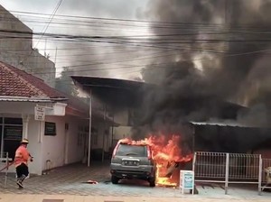 Nissan X-Trail Milik ASN DPRD Kota Madiun Ludes Terbakar