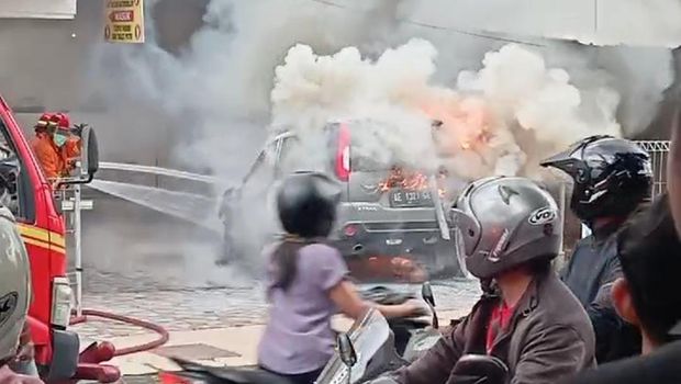 mobil Nissan X-Trail terbakar di Kota Madiun