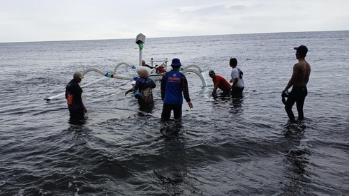 Nlayan asal Kubu, Karangasem, yang sempat dihantam gelombang bersama perahunya saat berhasil diselamatkan oleh nelayan lainnya, Minggu (5/1/2025).