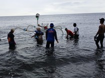 Perahu Terbalik Dihantam Ombak, Nelayan Minta Bantuan Pakai Live Facebook