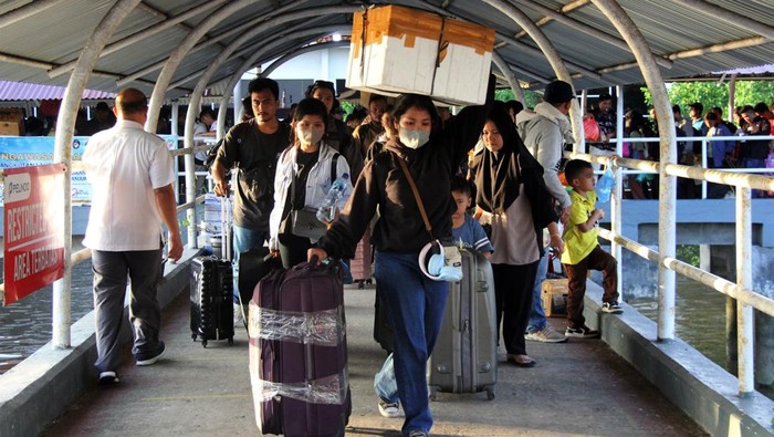 Pelabuhan Dumai Dipadati Penumpang Arus Balik Nataru 2025 Penumpang memadati Pelabuhan Pelindo Dumai, Minggu (5/1/2025). Mereka akan menuju ke Kepulauan Riau usai menikmati libur Nataru.