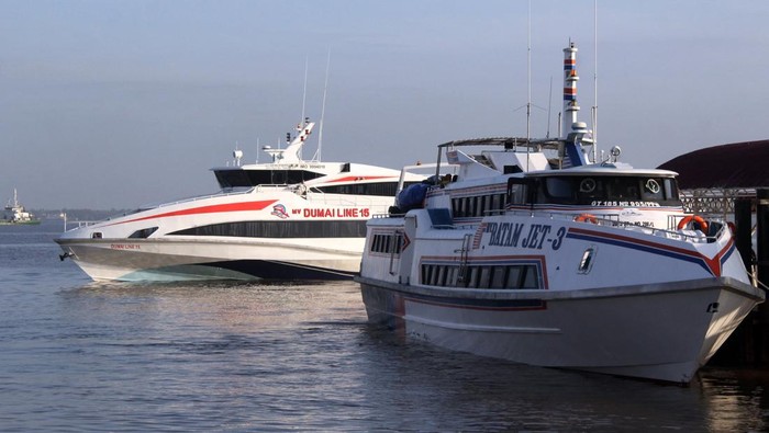 Penumpang memadati Pelabuhan Pelindo Dumai, Minggu (5/1/2025). Mereka akan menuju ke Kepulauan Riau usai menikmati libur Nataru.