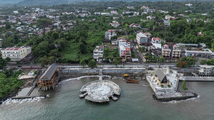 Foto udara proyek pembangunan Malalayang Beach Walk tahap II di Manado, Sulawesi Utara, Minggu (5/1/2025). Pembangunan Malalayang Beach Walk tahap II dengan anggaran dari APBN Rp100 miliar tersebut ditargetkan rampung pada pertengahan tahun 2025 guna meningkatkan daya tarik pariwisata kawasan itu dengan adanya fasilitas baru seperti diving center, pantai pasir putih dan kawasan konservasi mangrove yang dapat meningkatkan perekonomian warga. ANTARA FOTO/Yegar Sahaduta Mangiri/YU/nym.
