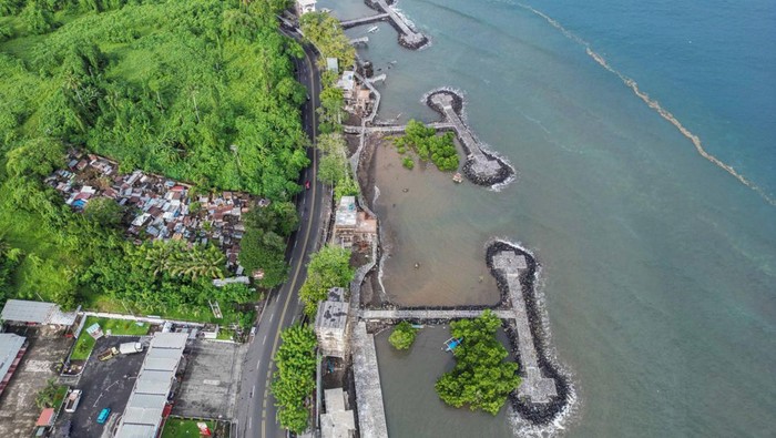 Foto udara proyek pembangunan Malalayang Beach Walk tahap II di Manado, Sulawesi Utara, Minggu (5/1/2025). Pembangunan Malalayang Beach Walk tahap II dengan anggaran dari APBN Rp100 miliar tersebut ditargetkan rampung pada pertengahan tahun 2025 guna meningkatkan daya tarik pariwisata kawasan itu dengan adanya fasilitas baru seperti diving center, pantai pasir putih dan kawasan konservasi mangrove yang dapat meningkatkan perekonomian warga. ANTARA FOTO/Yegar Sahaduta Mangiri/YU/nym.