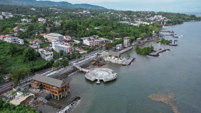 Foto udara proyek pembangunan Malalayang Beach Walk tahap II di Manado, Sulawesi Utara, Minggu (5/1/2025). Pembangunan Malalayang Beach Walk tahap II dengan anggaran dari APBN Rp100 miliar tersebut ditargetkan rampung pada pertengahan tahun 2025 guna meningkatkan daya tarik pariwisata kawasan itu dengan adanya fasilitas baru seperti diving center, pantai pasir putih dan kawasan konservasi mangrove yang dapat meningkatkan perekonomian warga. ANTARA FOTO/Yegar Sahaduta Mangiri/YU/nym.