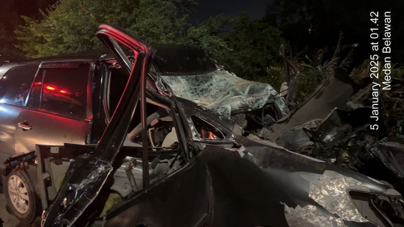 Penampakan mobil Wakapolres Belawan Kompol Iwan usai kecelakaan di jalan tol. (Istimewa)