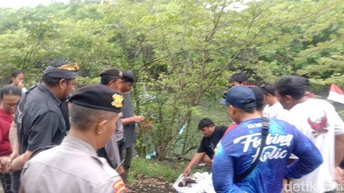 Jasad bayi ditemukan mengambang di Sungai Pemelisan, Sesetan, Denpasar, Minggu (5/1/2025). (Dok Polresta Denpasar).