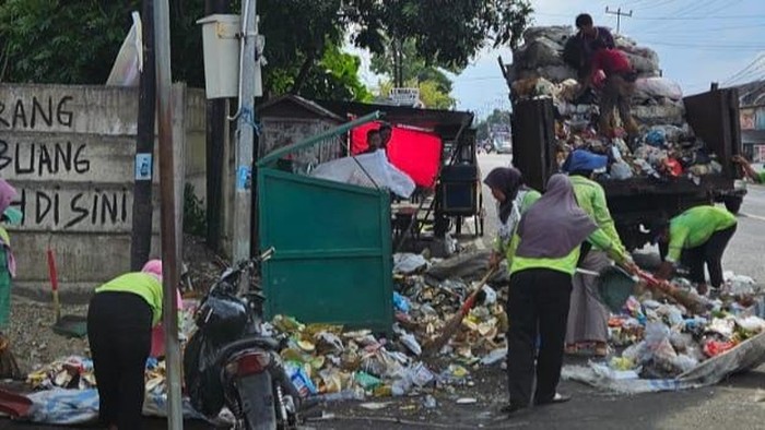 Petugas kebersihan mengangkut sampah yang menumpuk dua hari