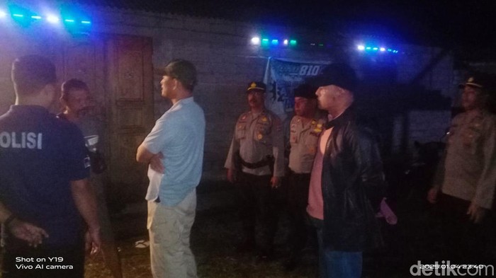 Polisi menggerebek salah satu kedai miras di Kecamatan Negara, Jembrana, Bali, Sabtu (4/1/2025) malam.
