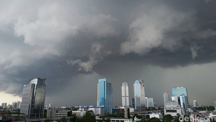 Mendung hitam memayungi Jakarta, Minggu (5/1/2025). Menurut BMKG, hujan ringan akan mengguyur sebagian wilayah di  Jakarta hari ini.