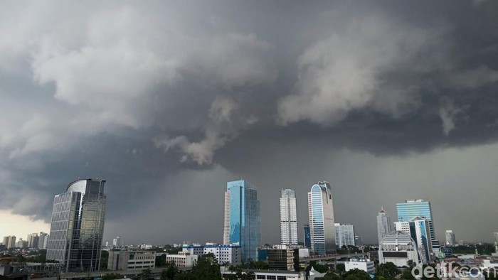 Mendung hitam memayungi Jakarta, Minggu (5/1/2025). Menurut BMKG, hujan ringan akan mengguyur sebagian wilayah di  Jakarta hari ini.